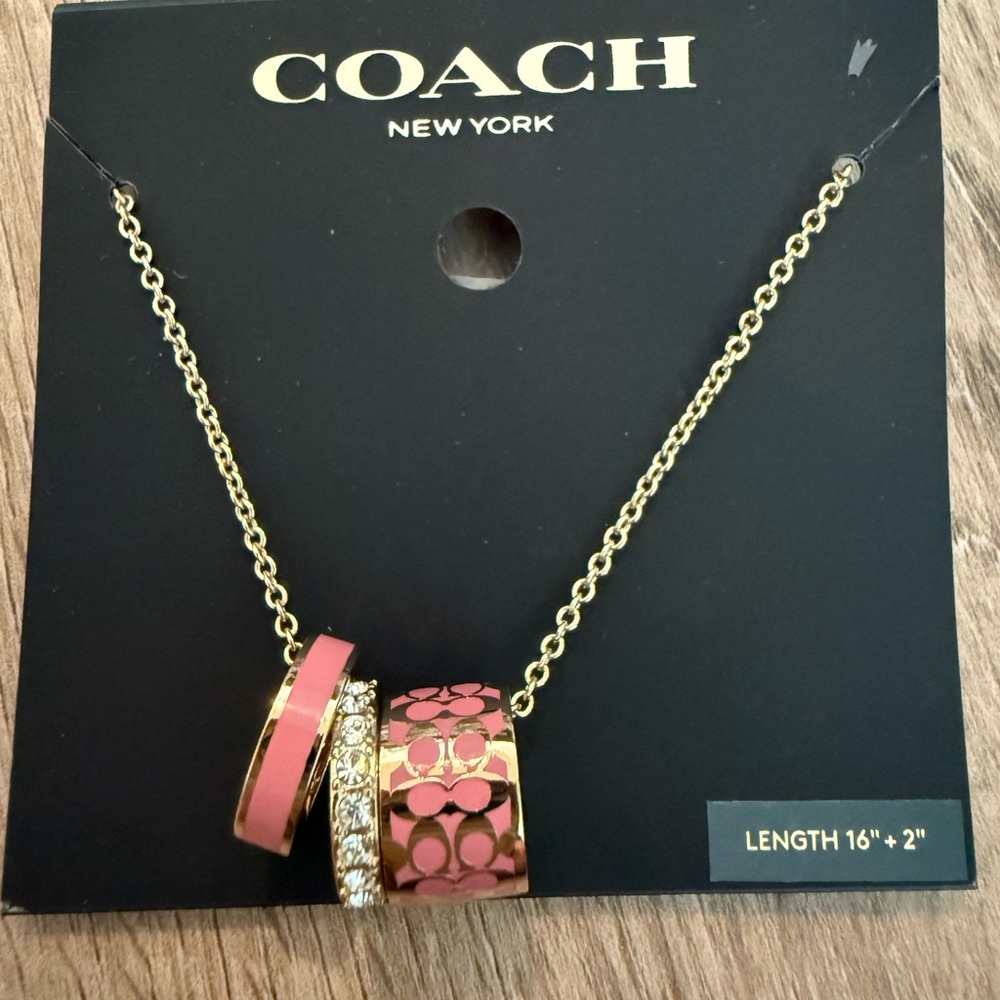 Elegant Gold Pendant Necklace